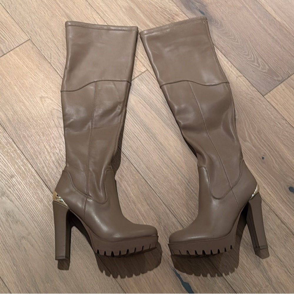 Guess Elegant Brown boots
